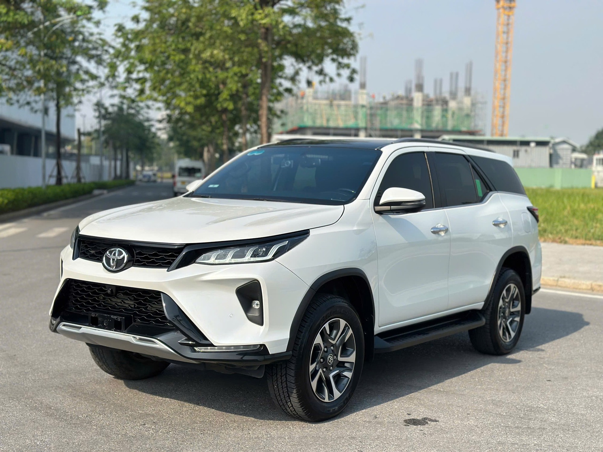 Đại lý báo Toyota Fortuner Legender thêm bản máy xăng tại Việt Nam: Đắt hơn máy dầu 5-45 triệu, bán ra tháng sau cạnh tranh Everest- Ảnh 1.