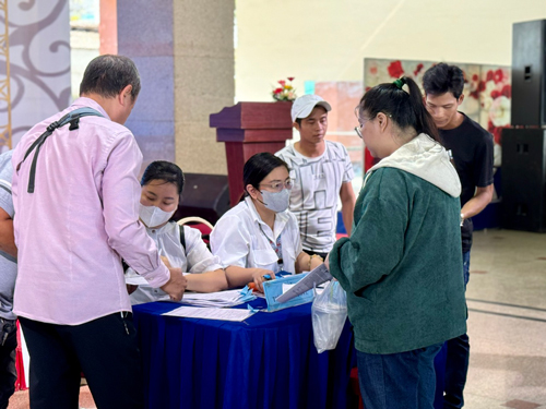 Người lao động làm thủ tục hưởng trợ cấp thất nghiệp tại một sàn giao dịch việc làm lưu động ở TP HCM Ảnh: HUỲNH NHƯ