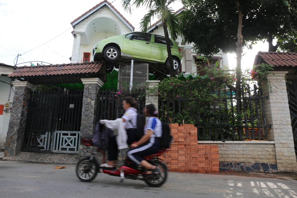 Kỳ lạ chiếc ô tô "vắt vẻo" trên cổng nhà ở Đồng Nai, chủ nhà giải thích mới vỡ lẽ nguyên nhân đầy cảm động- Ảnh 1.