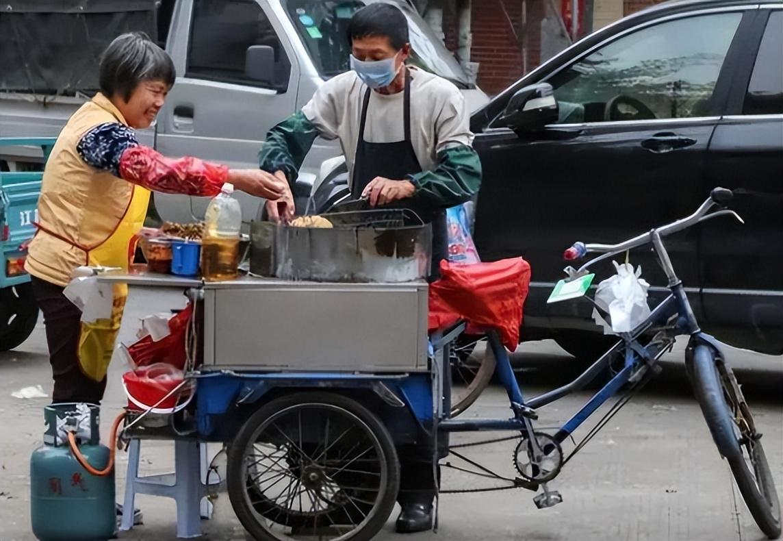 Có BĐS 17 tỷ đồng, cụ bà 93 tuổi vẫn đi nhặt ve chai, bị lạc ở ga tàu: Cảnh sát dẫn về nhà mới biết "bí mật động trời"- Ảnh 1.