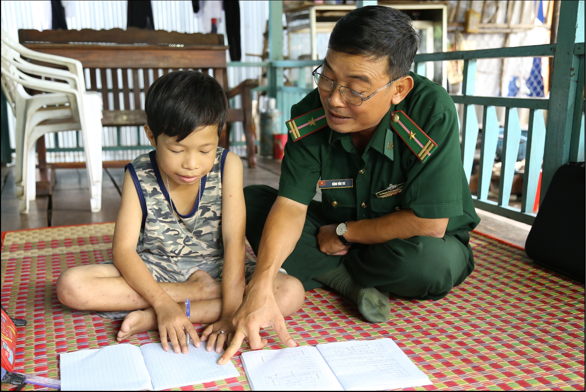 Nâng bước em tới trường - Con nuôi Đồn Biên phòng: Hướng tới đồng bào dân tộc thiểu số ở nơi biên giới, ươm mầm bảo vệ biên cương- Ảnh 3.