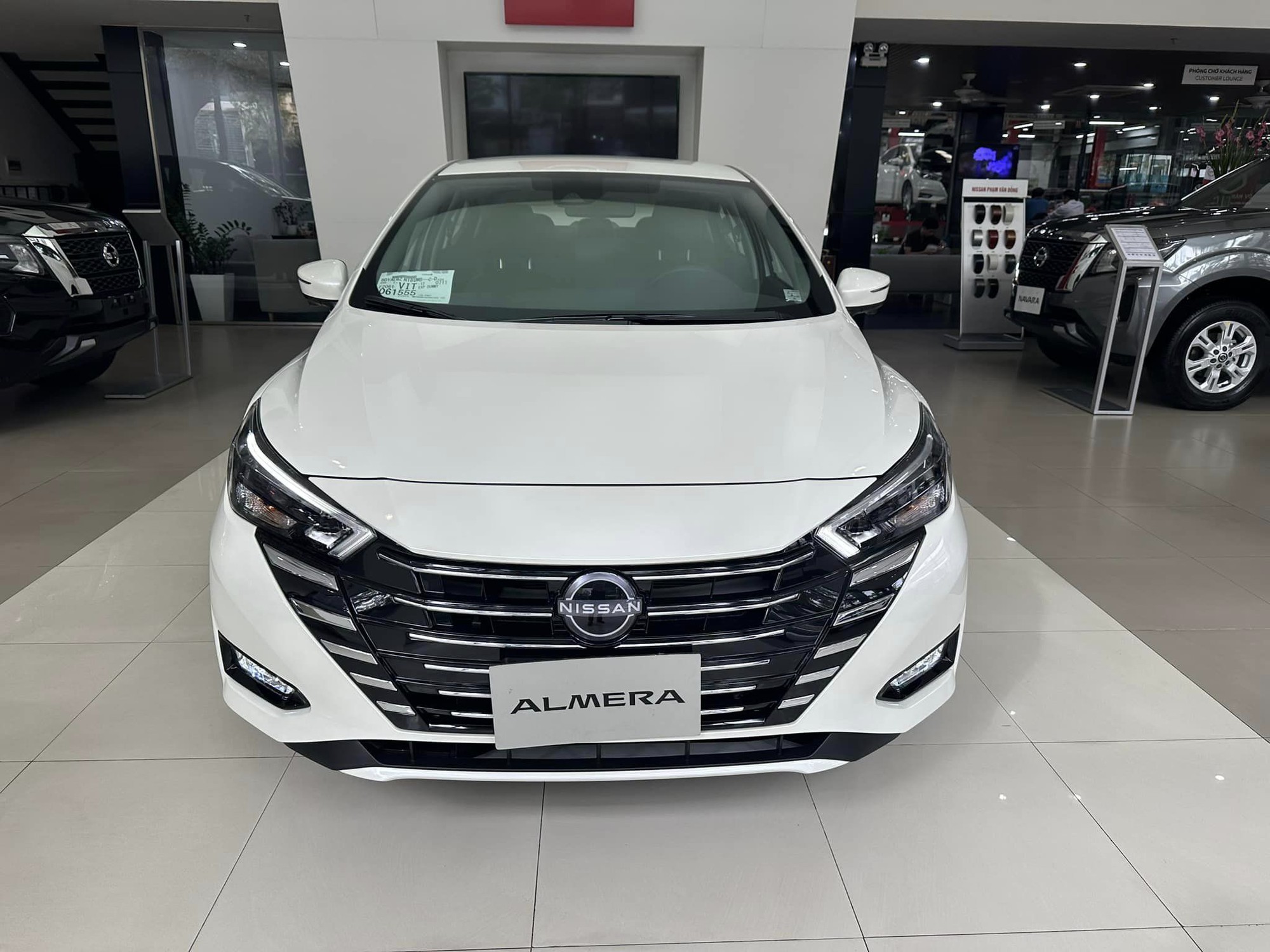 Nissan Almera 2024 lộ diện ‘full không che’ tại đại lý: Là bản cao cấp nhất, ghế bọc da, đầy đủ ADAS, thách thức bộ 3 Vios, Accent, City- Ảnh 2.