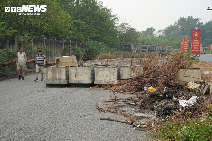 Đường 1,4km thi công 4 năm chưa xong, thành nơi tập kết rác, bãi đỗ xe- Ảnh 7.