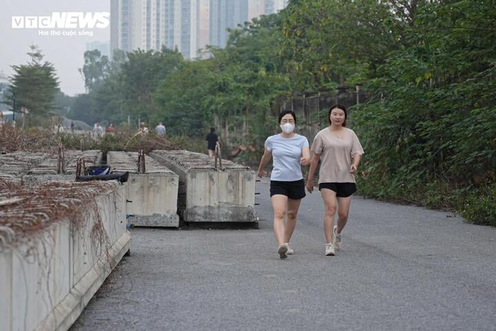 Đường 1,4km thi công 4 năm chưa xong, thành nơi tập kết rác, bãi đỗ xe- Ảnh 6.