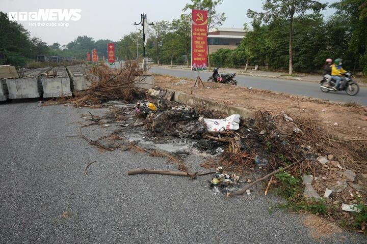 Đường 1,4km thi công 4 năm chưa xong, thành nơi tập kết rác, bãi đỗ xe- Ảnh 9.