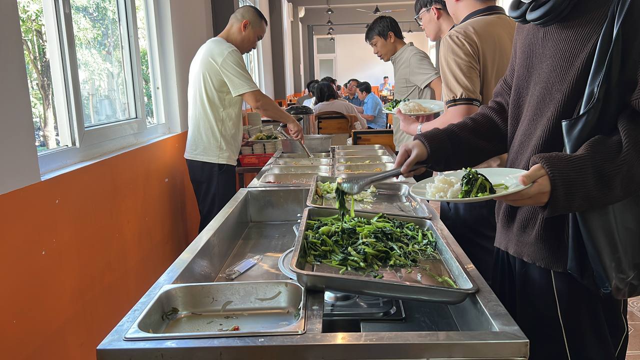 "Lạc chân" vào canteen nhỏ giữa lòng Đại học Sư phạm Hà Nội, hóa ra các thủ khoa toàn quốc ăn thế này!- Ảnh 2.