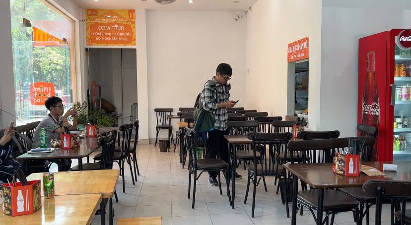 "Lạc chân" vào canteen nhỏ giữa lòng Đại học Sư phạm Hà Nội, hóa ra các thủ khoa toàn quốc ăn thế này!- Ảnh 4.