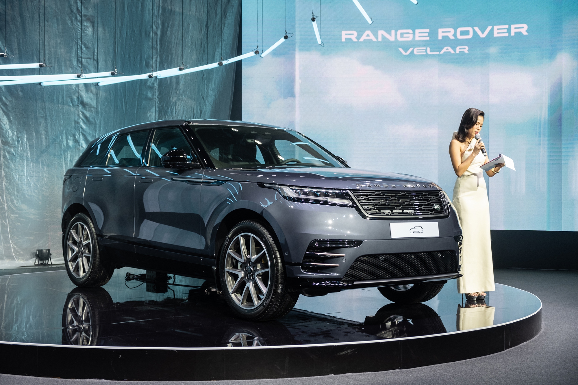 Range Rover Velar 2025 ra mắt Việt Nam: Giá từ hơn 3,7 tỷ, màn hình mới, treo khí nén, mạnh nhất gần 400 mã lực, chạy 64km không cần xăng- Ảnh 2.