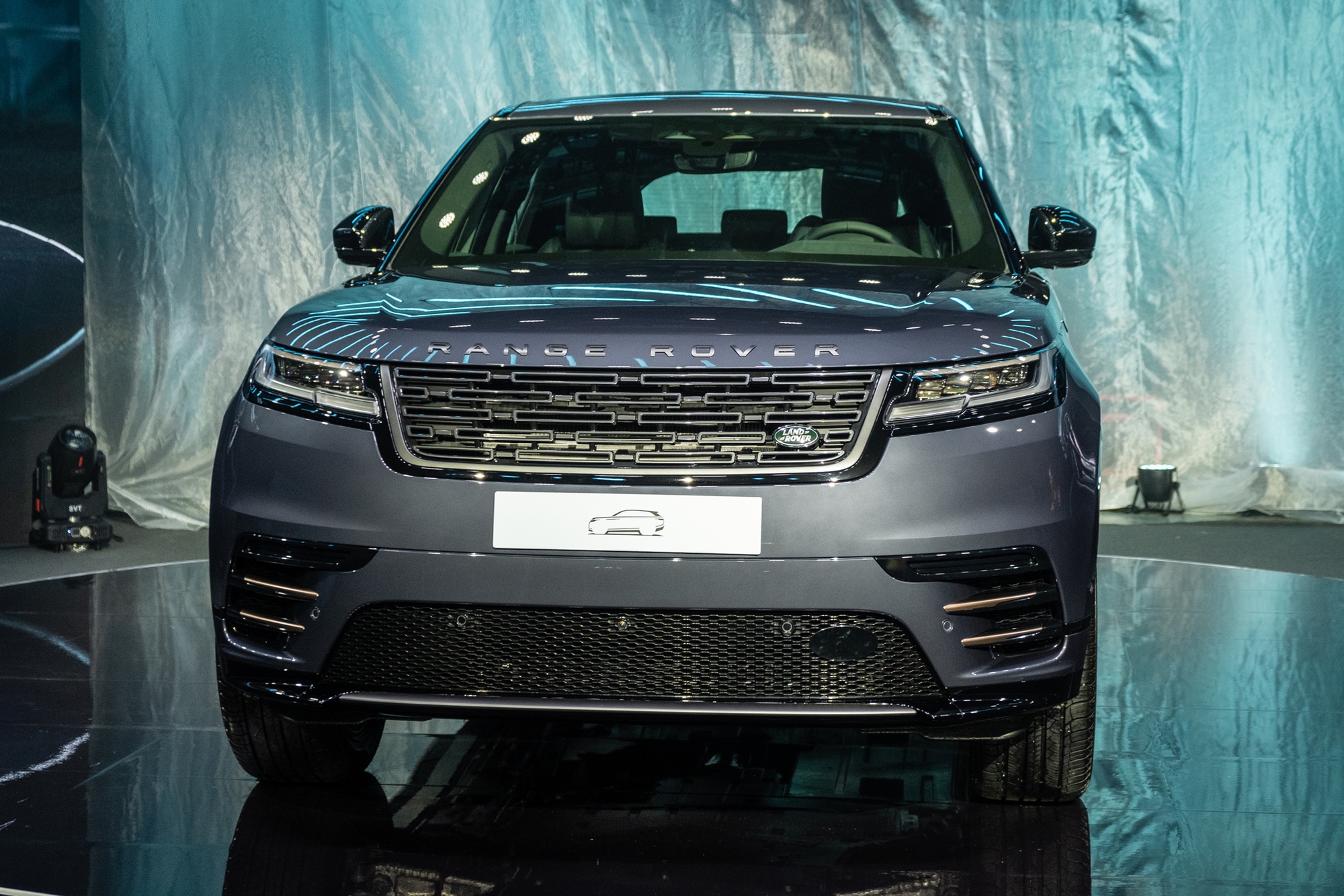 Range Rover Velar 2025 ra mắt Việt Nam: Giá từ hơn 3,7 tỷ, màn hình mới, treo khí nén, mạnh nhất gần 400 mã lực, chạy 64km không cần xăng- Ảnh 8.