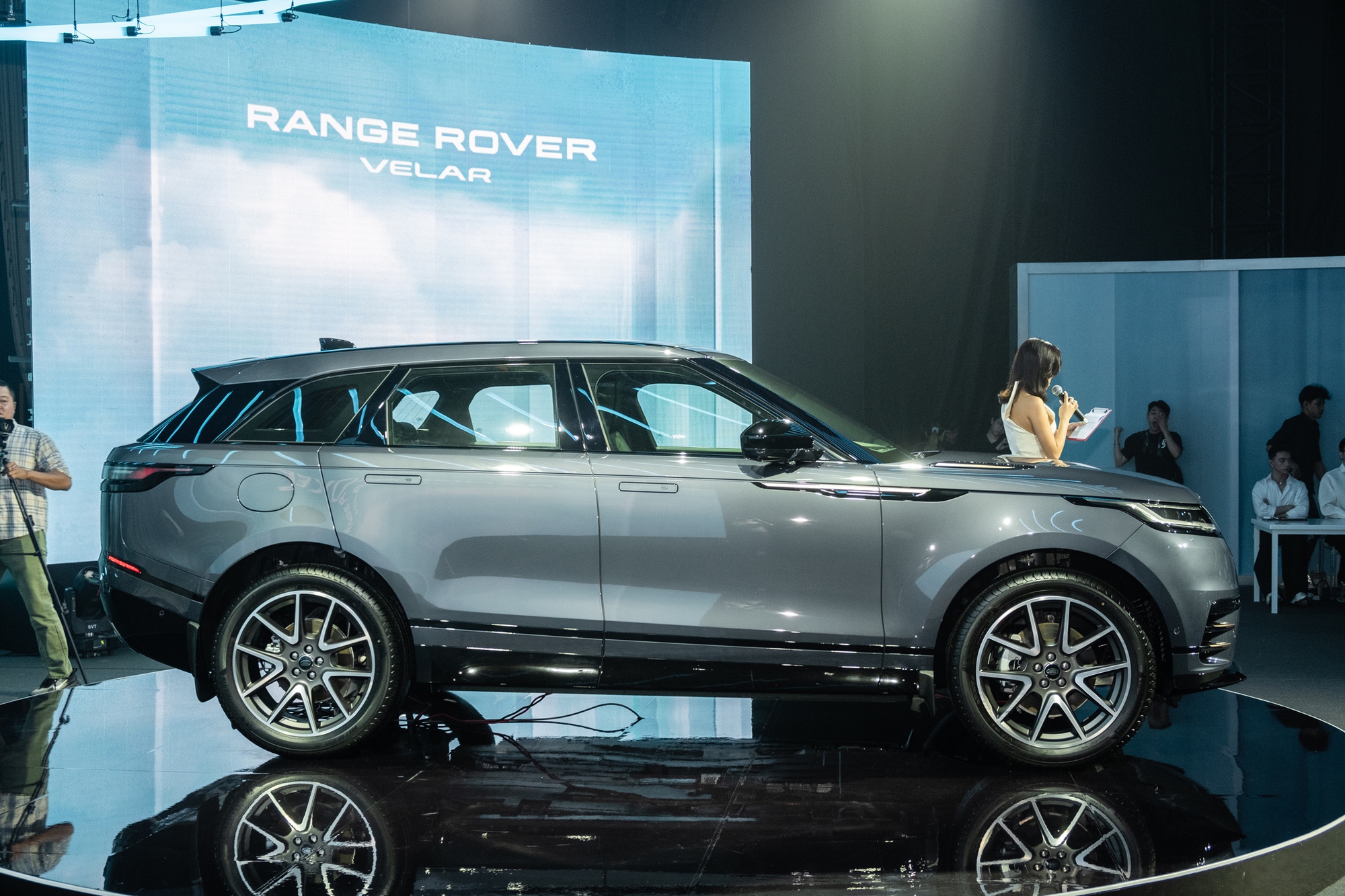 Range Rover Velar 2025 ra mắt Việt Nam: Giá từ hơn 3,7 tỷ, màn hình mới, treo khí nén, mạnh nhất gần 400 mã lực, chạy 64km không cần xăng- Ảnh 11.