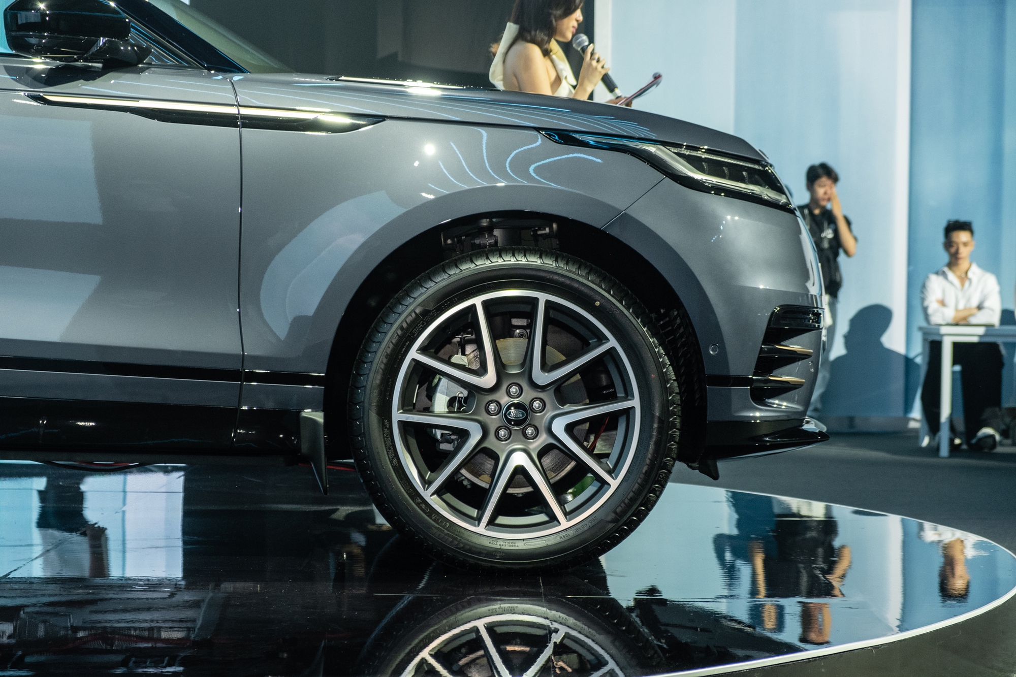 Range Rover Velar 2025 ra mắt Việt Nam: Giá từ hơn 3,7 tỷ, màn hình mới, treo khí nén, mạnh nhất gần 400 mã lực, chạy 64km không cần xăng- Ảnh 6.