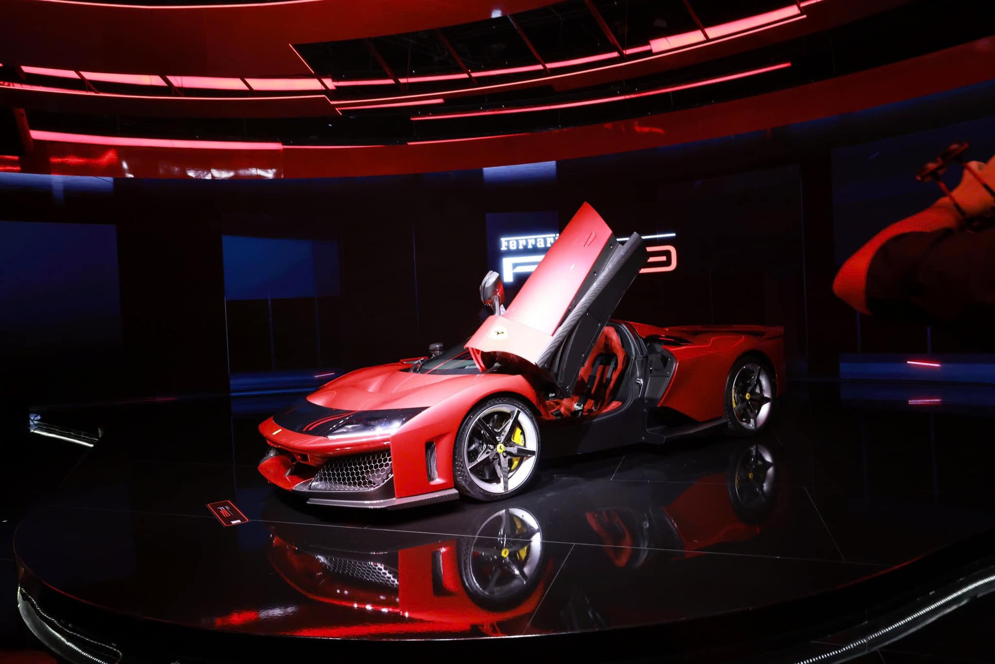 Hoàng Kim Khánh trở thành đại gia Việt đầu tiên chạm mặt Ferrari F80 giá 93 tỷ đồng, tiết lộ: 'Sẽ tìm và cố rước 1 em về nước'- Ảnh 7.