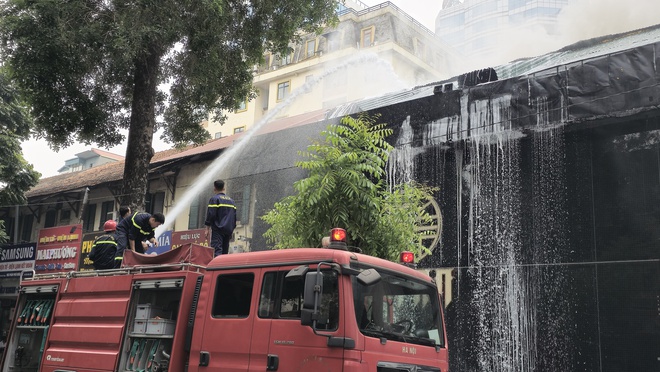 Cháy nhà hàng Titan trên phố Hai Bà Trưng: Hàng loạt người sơ tán trên sân thượng, có nạn nhân ngạt khói- Ảnh 5.