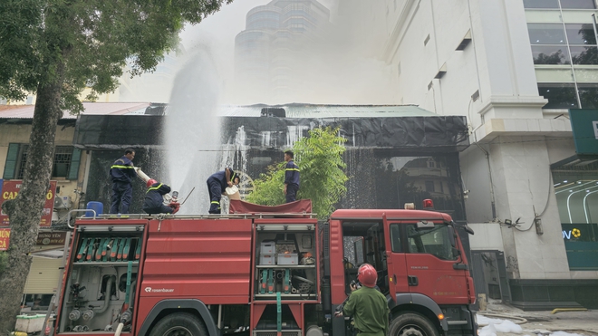 Cháy nhà hàng Titan trên phố Hai Bà Trưng: Hàng loạt người sơ tán trên sân thượng, có nạn nhân ngạt khói- Ảnh 2.