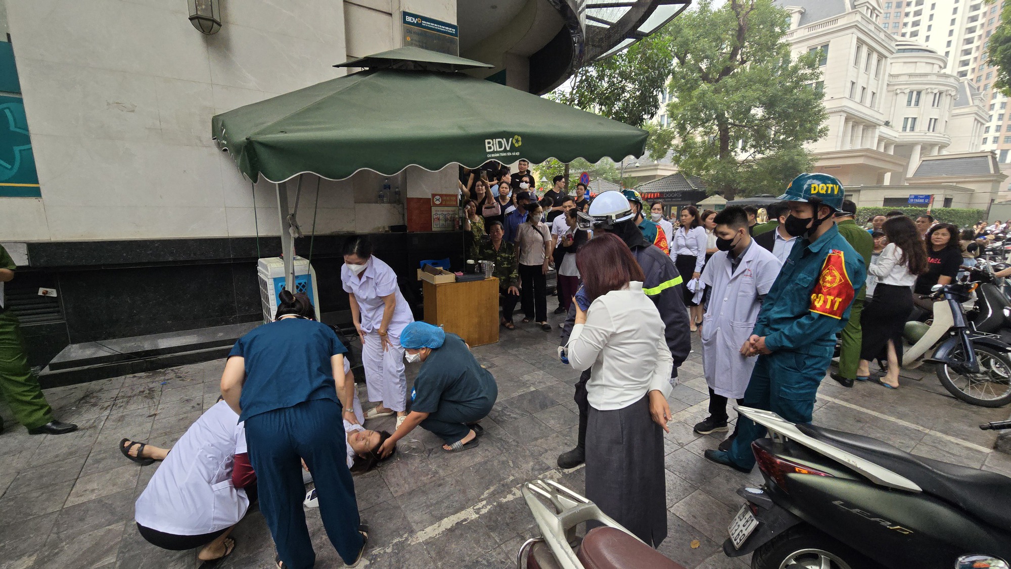 Cháy nhà hàng Titan trên phố Hai Bà Trưng: Hàng loạt người sơ tán trên sân thượng, có nạn nhân ngạt khói- Ảnh 7.