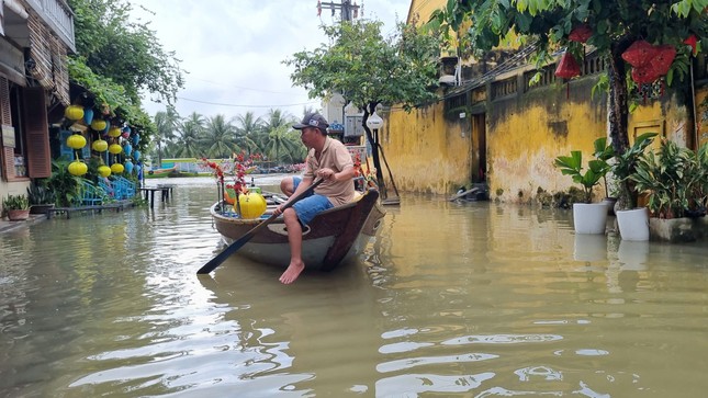 Nước lụt tràn vào phố cổ Hội An, khách Tây lội bì bõm chụp hình- Ảnh 10.