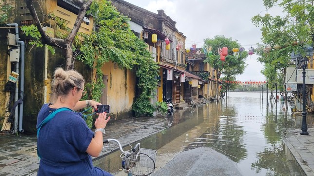 Nước lụt tràn vào phố cổ Hội An, khách Tây lội bì bõm chụp hình- Ảnh 14.