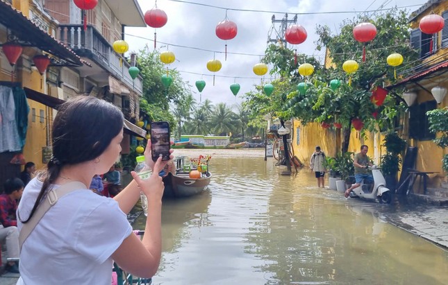 Nước lụt tràn vào phố cổ Hội An, khách Tây lội bì bõm chụp hình- Ảnh 6.