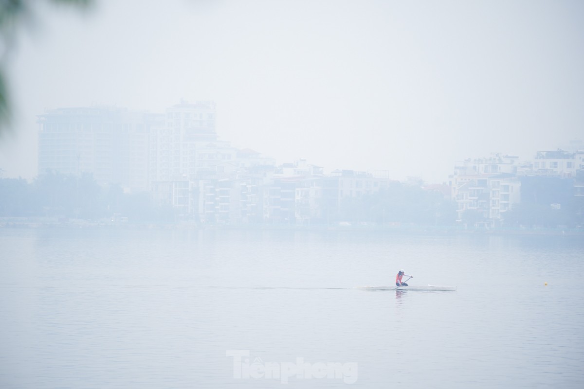 Không khí lạnh tràn về, 9 giờ sáng trời Hà Nội vẫn mịt mù sương trắng- Ảnh 10.