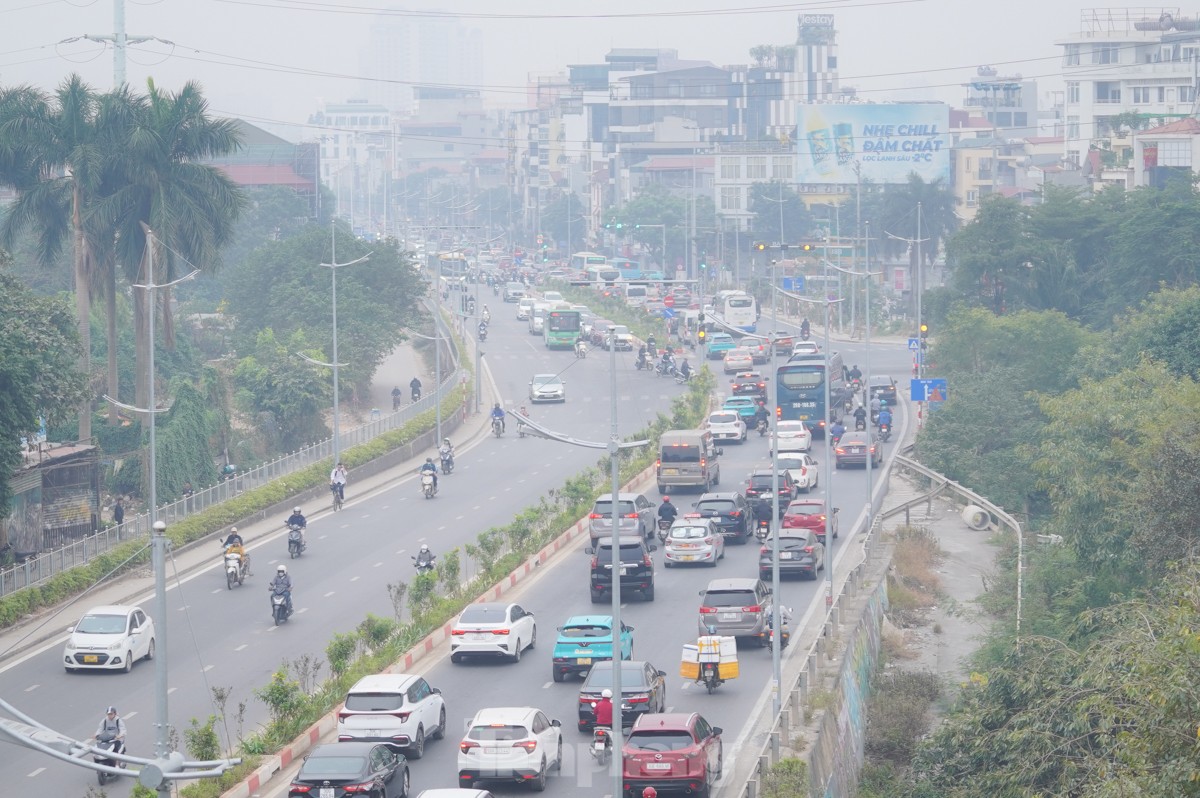 Không khí lạnh tràn về, 9 giờ sáng trời Hà Nội vẫn mịt mù sương trắng- Ảnh 15.