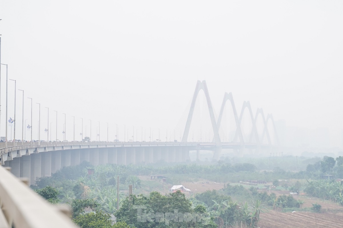 Không khí lạnh tràn về, 9 giờ sáng trời Hà Nội vẫn mịt mù sương trắng- Ảnh 7.