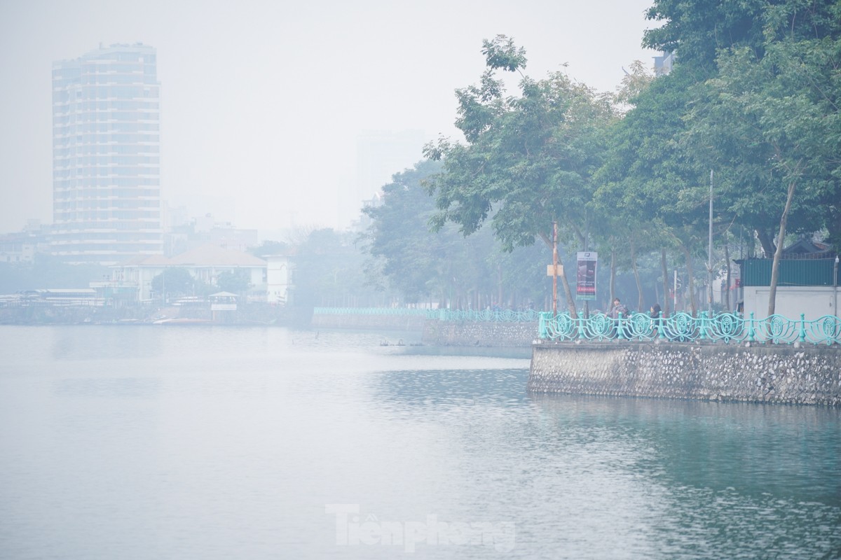 Không khí lạnh tràn về, 9 giờ sáng trời Hà Nội vẫn mịt mù sương trắng- Ảnh 8.