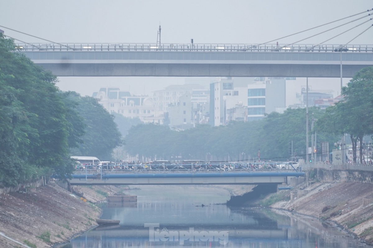 Không khí lạnh tràn về, 9 giờ sáng trời Hà Nội vẫn mịt mù sương trắng- Ảnh 14.