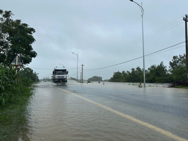 Mưa lớn kéo dài, miền Trung đón lũ mới- Ảnh 1.