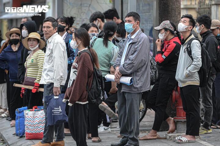 Người Hà Nội quàng khăn kín mít ra đường trong đợt rét đậm nhất từ đầu mùa- Ảnh 4.