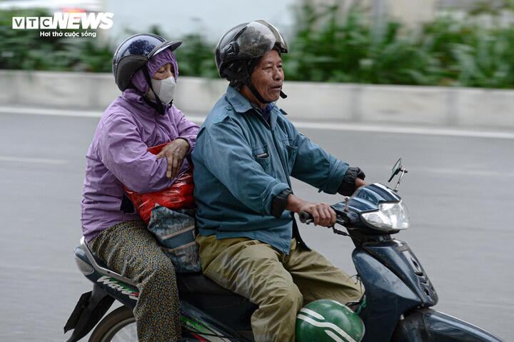 Người Hà Nội quàng khăn kín mít ra đường trong đợt rét đậm nhất từ đầu mùa- Ảnh 13.