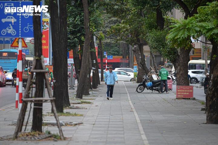 Người Hà Nội quàng khăn kín mít ra đường trong đợt rét đậm nhất từ đầu mùa- Ảnh 1.