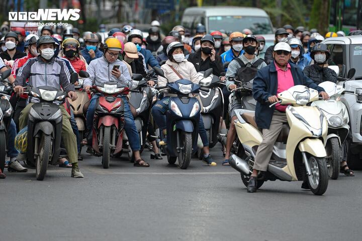 Người Hà Nội quàng khăn kín mít ra đường trong đợt rét đậm nhất từ đầu mùa- Ảnh 14.