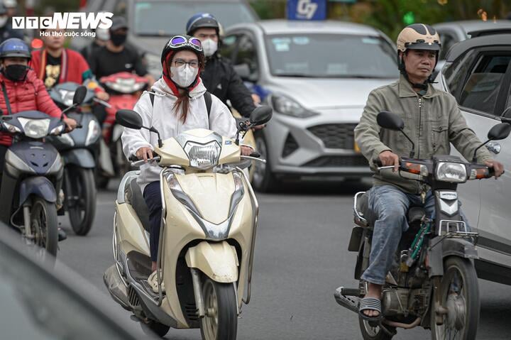 Người Hà Nội quàng khăn kín mít ra đường trong đợt rét đậm nhất từ đầu mùa- Ảnh 12.