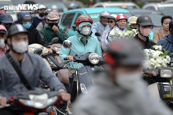 Người Hà Nội quàng khăn kín mít ra đường trong đợt rét đậm nhất từ đầu mùa- Ảnh 3.