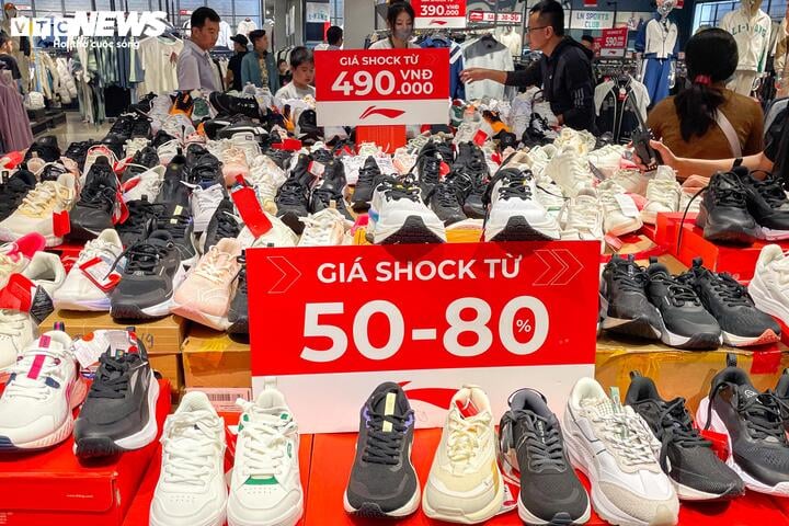 Cửa hàng ở Hà Nội giảm giá 'đỉnh nóc, kịch trần' tới 90% nhân Black Friday- Ảnh 15.