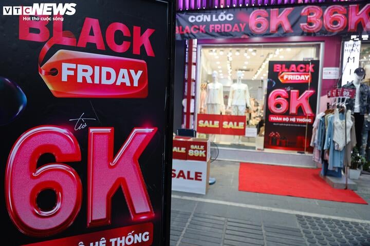 Cửa hàng ở Hà Nội giảm giá 'đỉnh nóc, kịch trần' tới 90% nhân Black Friday- Ảnh 1.