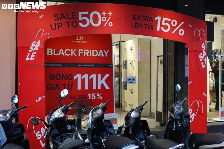 Cửa hàng ở Hà Nội giảm giá 'đỉnh nóc, kịch trần' tới 90% nhân Black Friday- Ảnh 5.