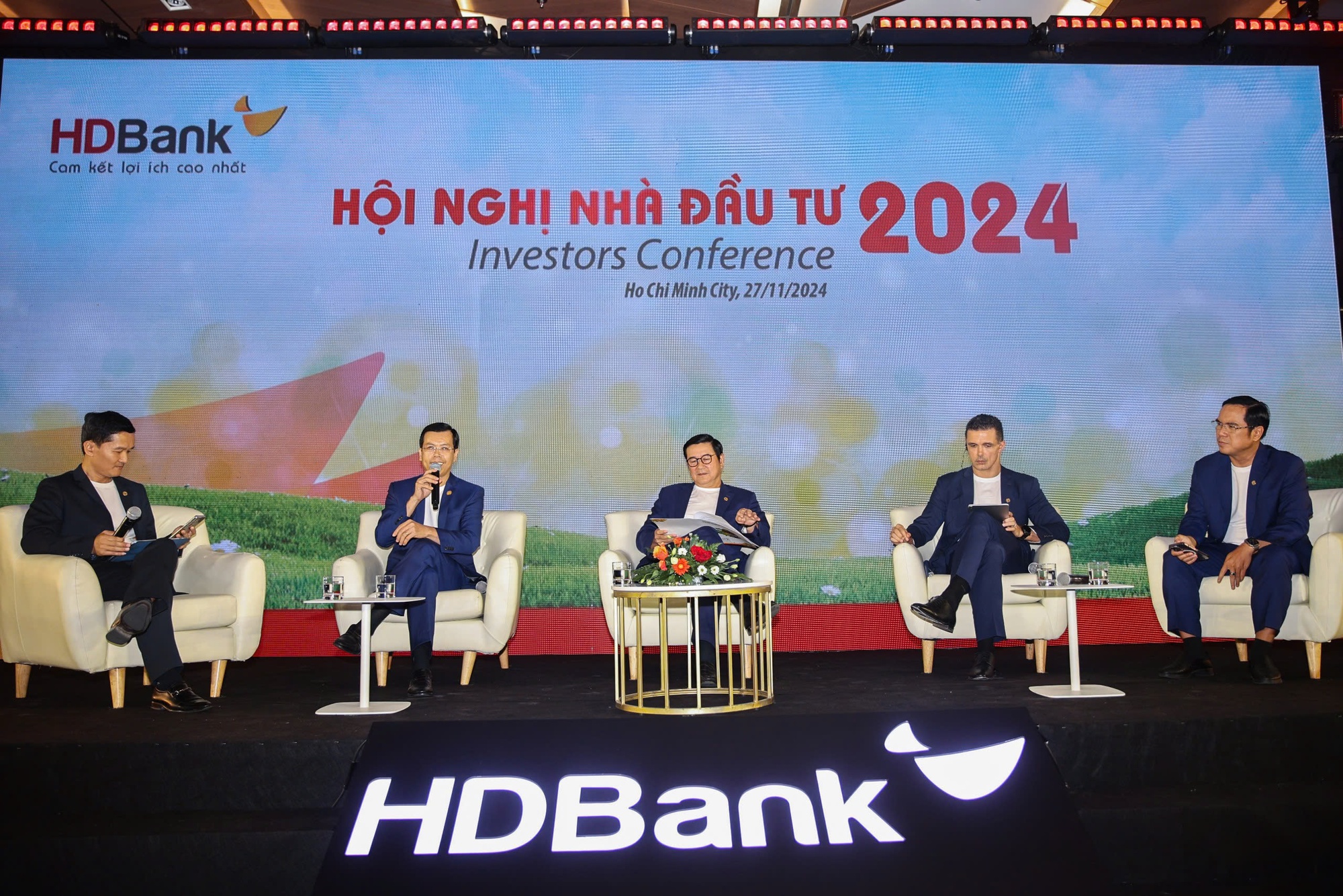 Hội nghị nhà đầu tư HDBank 2024: Lý giải chuỗi tăng trưởng cao liên tục, trải nghiệm không gian số và đổi mới sáng tạo- Ảnh 4.