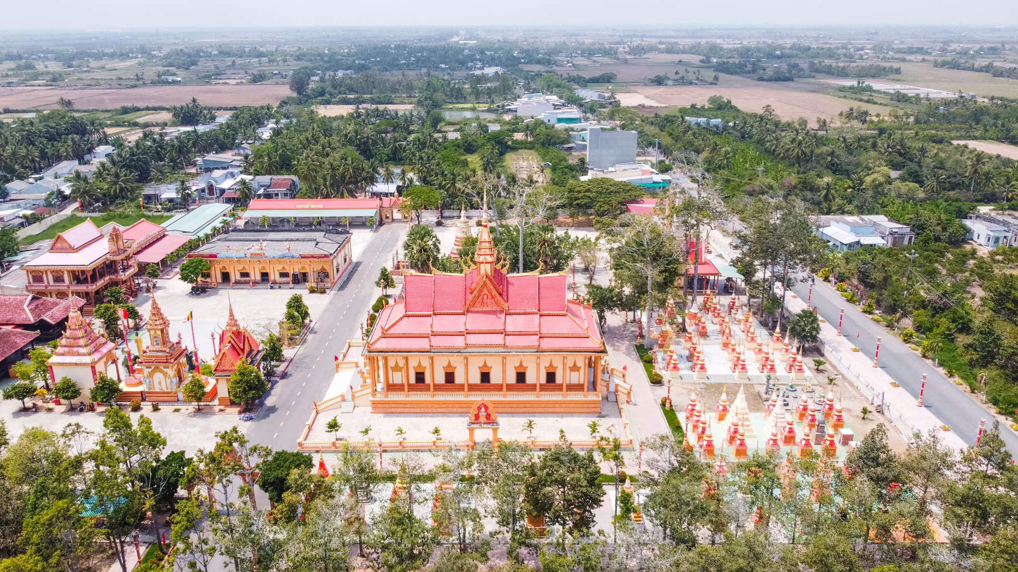 Căn nhà 2 tầng của đại gia miền Tây từng tiêu hết 5 tấn vàng, mua máy bay riêng chỉ để đi thăm ruộng lúa- Ảnh 7.