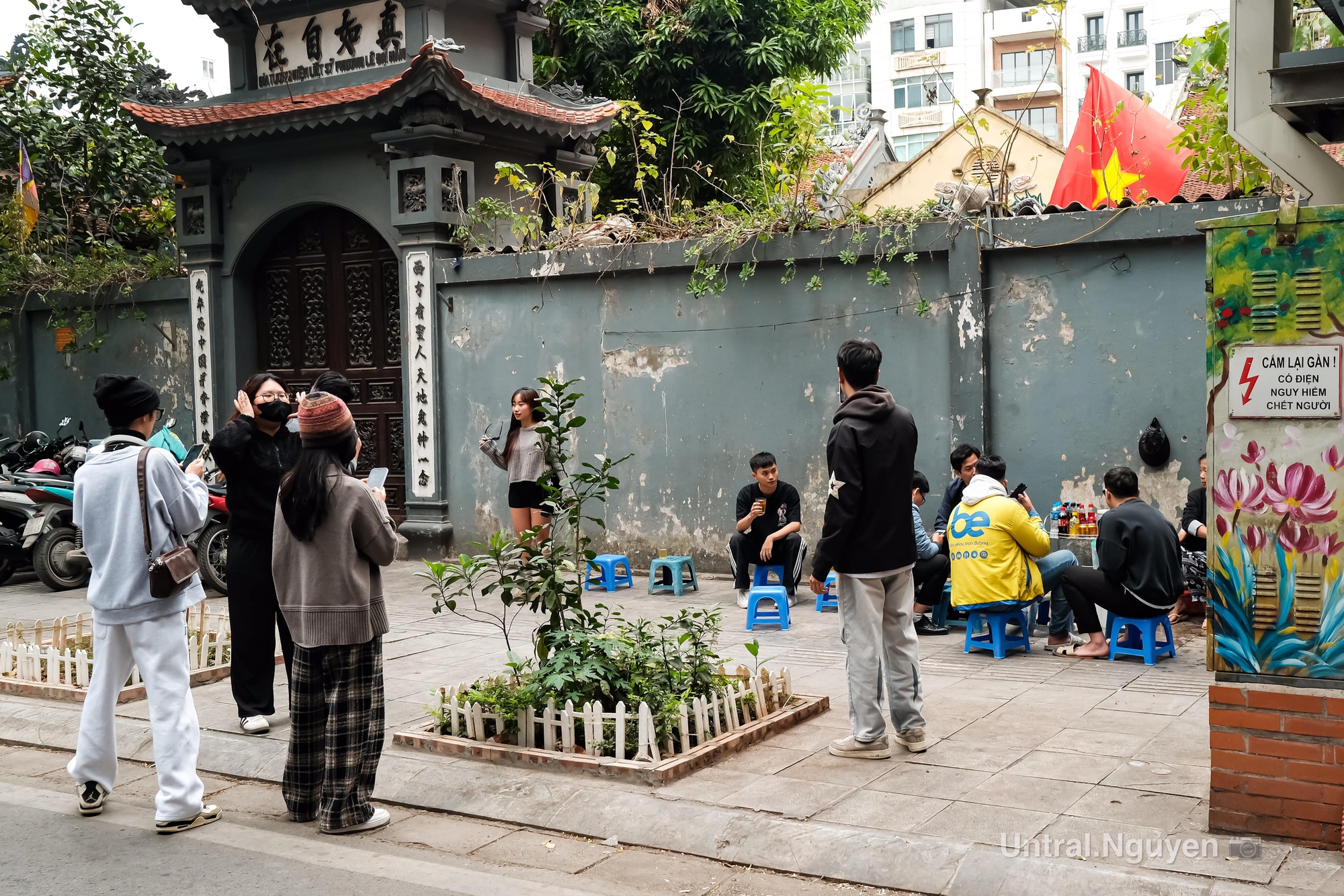 Check VAR ngay hàng trà đá mà Sơn Tùng ngồi: Dân tình đang 