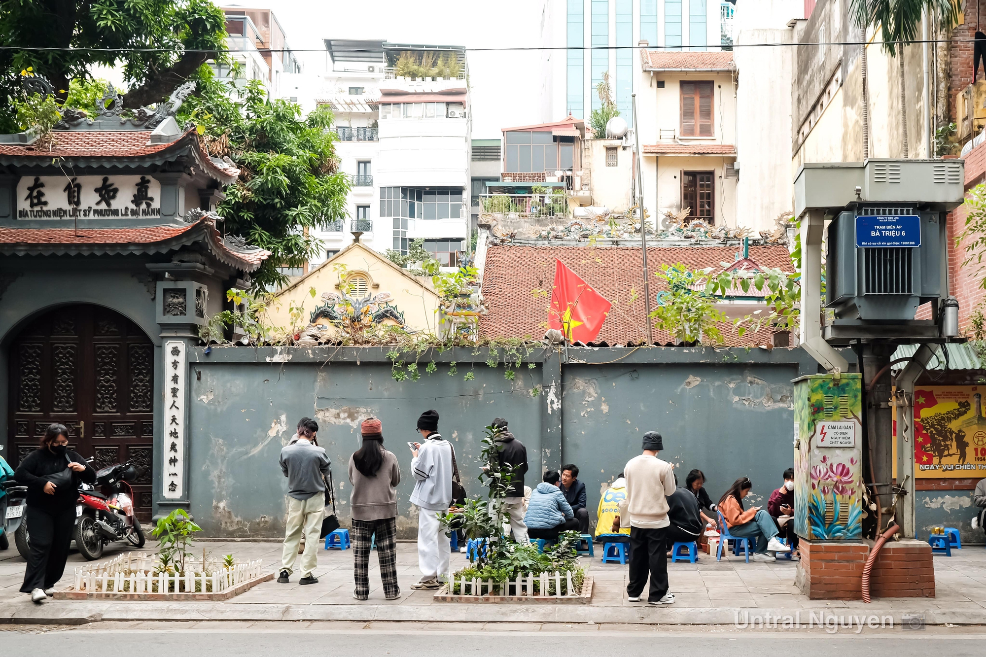 Check VAR ngay hàng trà đá mà Sơn Tùng ngồi: Dân tình đang 