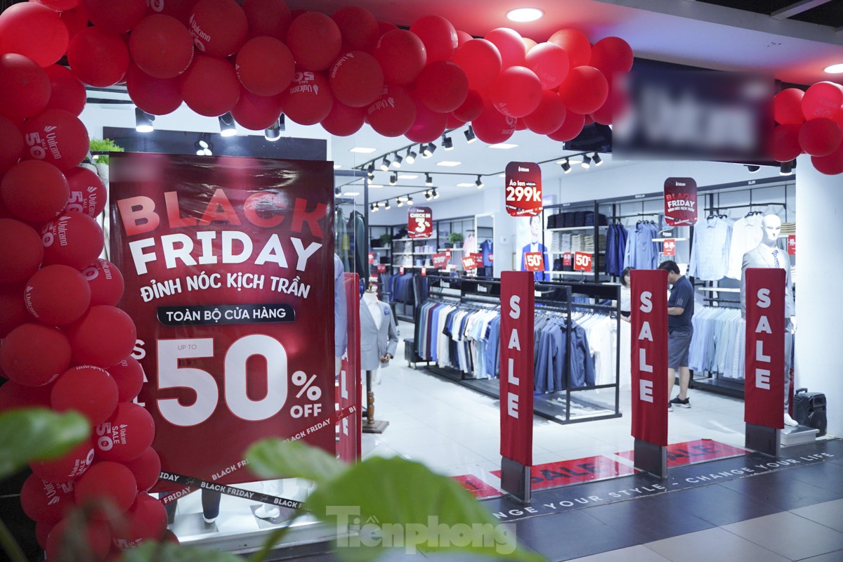 Black Friday đúng đợt rét nhất từ đầu mùa, người Hà Nội đổ xô mua quần áo- Ảnh 1.