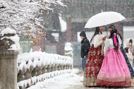 Cổ tích trắng: Rung động trước khung cảnh Seoul ngập tuyết 117 năm có 1, cách từng bông tuyết rơi xuống đều lãng mạn- Ảnh 5.