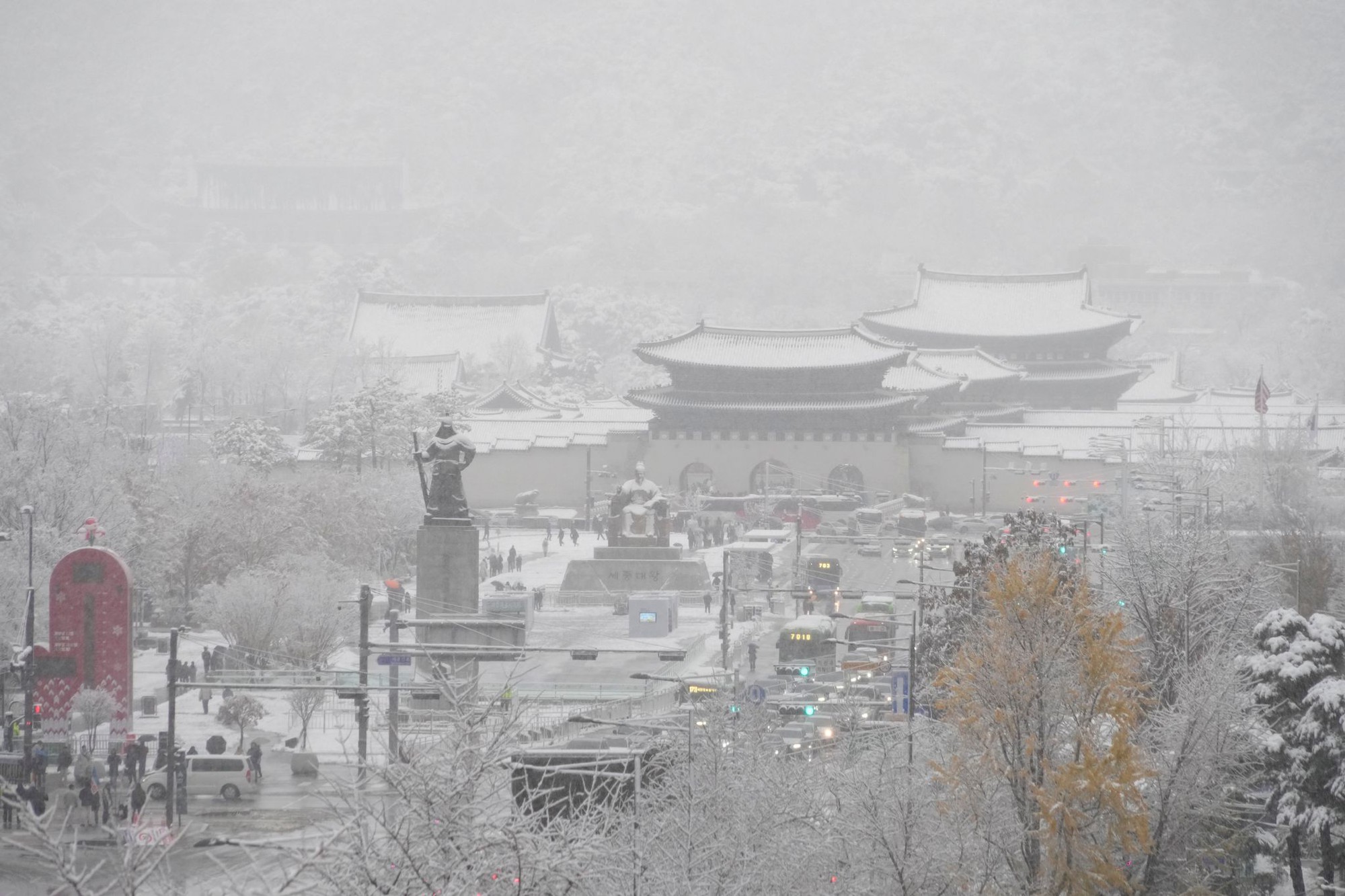 Cổ tích trắng: Rung động trước khung cảnh Seoul ngập tuyết 117 năm có 1, cách từng bông tuyết rơi xuống đều lãng mạn- Ảnh 8.