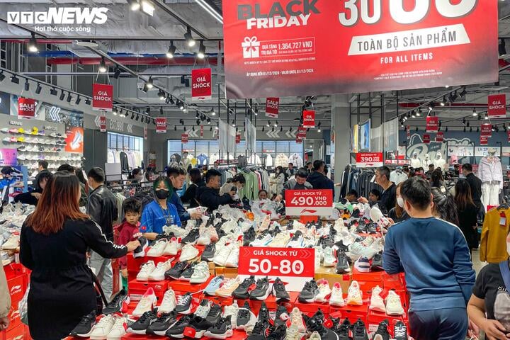 Khách không còn chen lấn mua hàng Black Friday, cửa hàng hết cảnh 'thất thủ'- Ảnh 20.