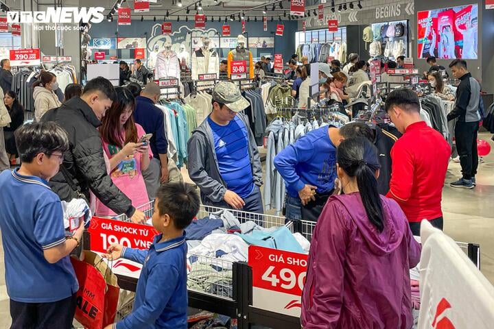 Khách không còn chen lấn mua hàng Black Friday, cửa hàng hết cảnh 'thất thủ'- Ảnh 21.