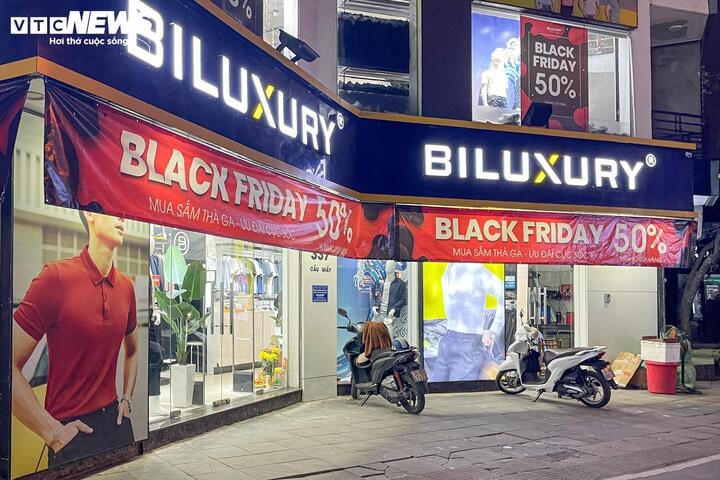 Khách không còn chen lấn mua hàng Black Friday, cửa hàng hết cảnh 'thất thủ'- Ảnh 12.