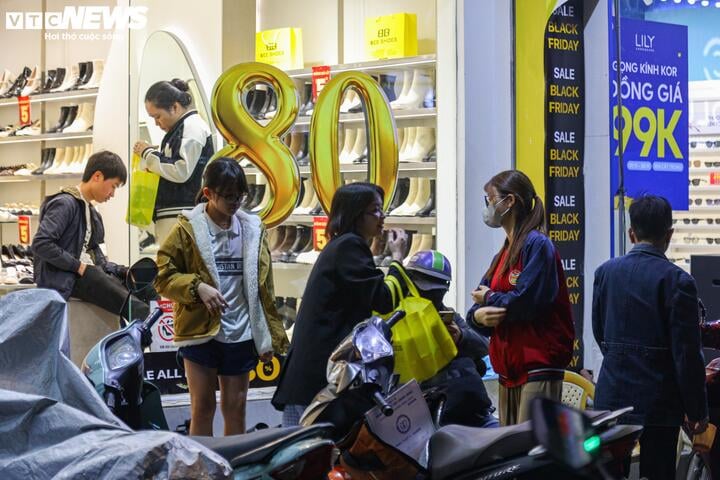 Khách không còn chen lấn mua hàng Black Friday, cửa hàng hết cảnh 'thất thủ'- Ảnh 5.