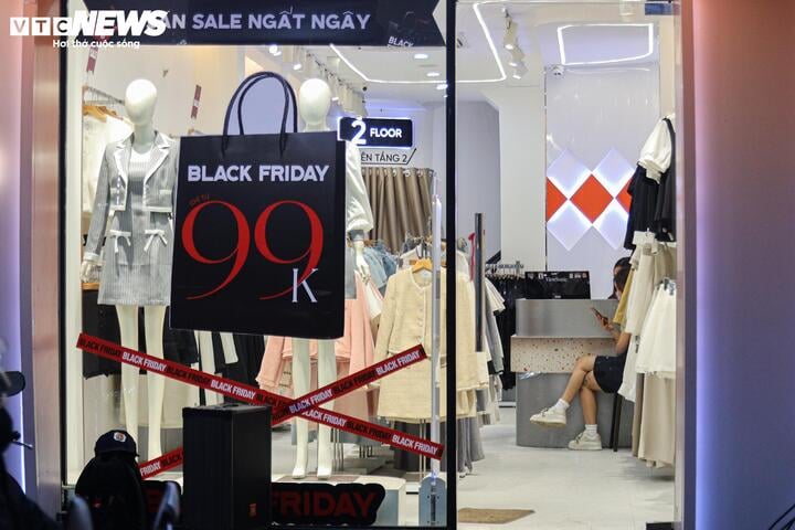 Khách không còn chen lấn mua hàng Black Friday, cửa hàng hết cảnh 'thất thủ'- Ảnh 6.