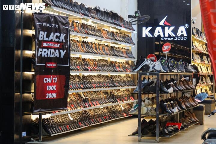 Khách không còn chen lấn mua hàng Black Friday, cửa hàng hết cảnh 'thất thủ'- Ảnh 7.